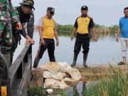 Warga Bandengan Pekalongan Kerja Bakti Bendung Rob