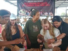 Wisatawan Mancanegara Kagumi Ketrampilan Seni Ukir Pelajar Jepara di Galeri Peluk