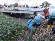 Bupati Brebes Bersama Masjaka Bersihkan Kali Sigeleng