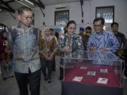 Fadly Zon dan Agustina Wilujeng Ajak Anak Muda Kenali Sejarah lewat Kartu Pos