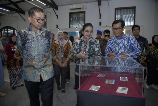 Fadly Zon dan Agustina Wilujeng Ajak Anak Muda Kenali Sejarah lewat Kartu Pos