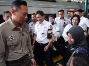 Menko IPK AHY Sapa Pelanggan dan Berbagi Merchandise di Stasiun Gambir