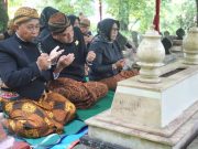 Jelang HUT Blora, Bupati dan Jajaran Ziarah ke Makam Pendahulu dengan Busana Adat Jawa