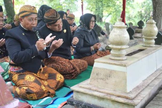 Jelang HUT Blora, Bupati dan Jajaran Ziarah ke Makam Pendahulu dengan Busana Adat Jawa