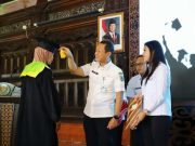 Bukan Karnaval, Ratusan Lansia Kudus Jalani Prosesi Wisuda Lengkap dengan Toga