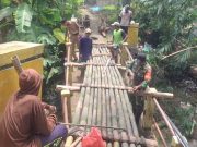 Babinsa Klopoduwur Bersama Warga Pasangi Bambu di Jembatan Semengko yang Rusak