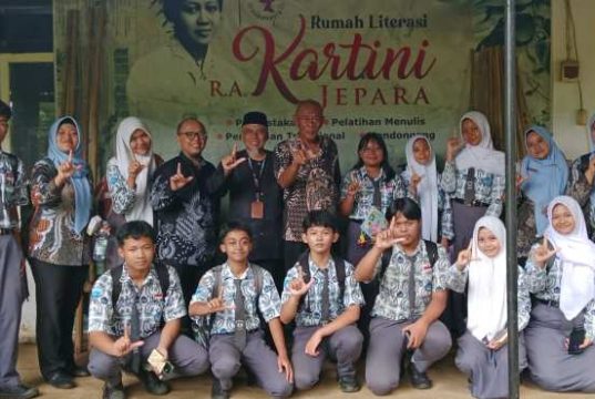 Kunjungi Rumah Literasi R.A. Kartini, Pelajar Berbakat di Jepara Diajak Menulis Buku