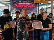 “Tante” Murid Pertama Kelas Wisatawan, Siswa Antusias Belajar Mengukir di Galeri Peluk Jepara: Seru dan Asyik