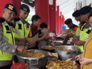 Brimob Polda Jateng Buka Dapur Lapangan dan Distribusikan Air Bersih untuk Warga Terdampak Banjir