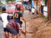 Bencana Longsor, Tim Damkar Cuci Jalan Bersihkan Sidementasi Lumpur