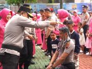 Para Anggota yang Naik Pangkat Menjalani Ritual Siraman Air Bunga