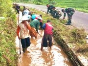 Bersama Petani, Prajurit TNI Melakukan Pembenahan Saluran Irigasi