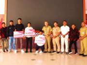 Para Atlet Peraih Medali dan Pelatihnya Menerima Penghargaan