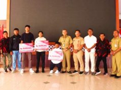 Para Atlet Peraih Medali dan Pelatihnya Menerima Penghargaan