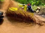 Gebyur Air Berlumpur di Track Off-Road Jeep Adventure