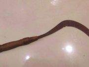 Merusak Kancing Pintu Rumah Memakai Sabit