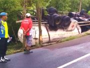 Truk Tangki Pengangkut Gas Terguling di Tepi Jalan
