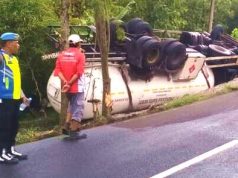 Truk Tangki Pengangkut Gas Terguling di Tepi Jalan