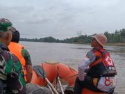 Tim SAR Gabungan Evakuasi Seorang Lansia yang Tenggelam di Sungai Bengawan Solo