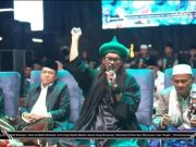 Gus Ali Gondrong Pimpinan “Wonosobo Bersholawat” di Alun-Alun di Malam Tahun Baru