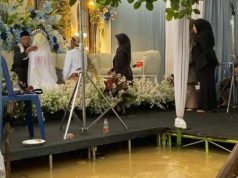 Pasangan di Kudus Ini Tetap Gelar Pernikahan di Tengah Kepungan Banjir