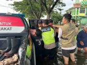 Terjebak Banjir 90 Cm, Penderita Stroke Dievakuasi Anggota Polres Kudus