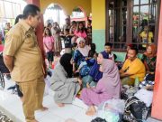 Banjir di Kabupaten Pekalongan Mulai Surut, Wagub Taj Yasin Evakuasi 2 Lansia dari Posko Pengungsian