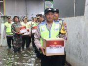 Polisi Terjang Banjir di Kudus, 100 Paket Sembako Diantar Langsung