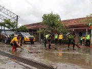 Banjir Surut, Anggota Polres Kudus Diterjunkan Bersihkan Sekolah Terdampak
