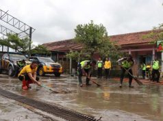 Banjir Surut, Anggota Polres Kudus Diterjunkan Bersihkan Sekolah Terdampak
