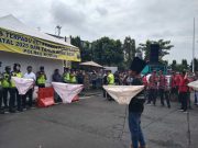Soroti Dancersport KONI Award, Massa Aksi Tempelkan Rentengan Celana Dalam di DPRD dan Pendapa Kudus