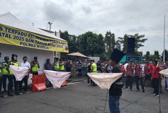 Soroti Dancersport KONI Award, Massa Aksi Tempelkan Rentengan Celana Dalam di DPRD dan Pendapa Kudus