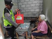 Setiap Pekan Polsek Muntilan Bagikan Sembako bagi Warga