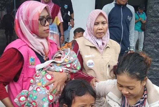 Banjir Kudus: Bayi Usia Dua Hari Terpaksa Ikut Mengungsi Bersama Ibunya