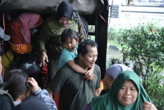 Rumahnya Kebanjiran, Anggota DPRD Kudus Ini Pilih Tinggal di Posko Pengungsian Bersama Warga