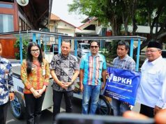 Perkuat UMKM dan PKL, Bupati Kudus Sam’ani Serahkan 50 Gerobak dan Tenda Bantuan BPKH