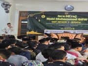 Peringatan Isra’ Mi’raj di SMPN 3 Jepara, KH. Mudhofir Ajak Siswa Muliakan Guru