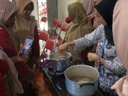 Mahasiswa KKN Untidar Melatih Membuat Lilin Aroma Terapi KKN Untidar
