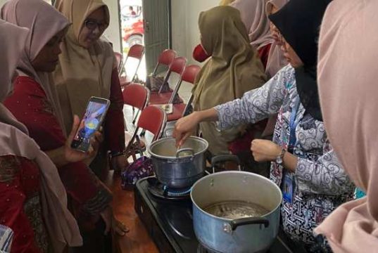 Mahasiswa KKN Untidar Melatih Membuat Lilin Aroma Terapi KKN Untidar