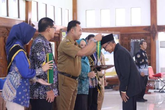 Bupati Sragen Wisuda 113 Siswa Sekolah Lansia, dengan Pesan Harus Tetap Produktif di Usia Tua