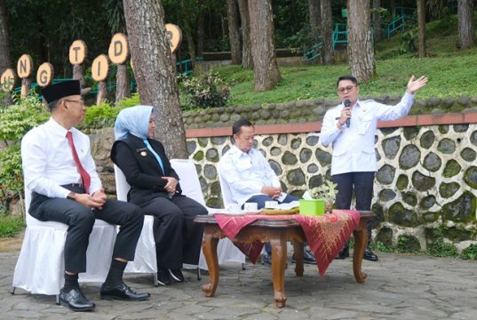 Wali Kota Mojokerjo Lantik Pejabat Eselon II di Puncak Gunung Tidar Magelang