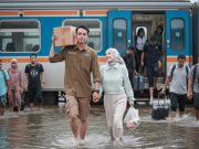 Dampak Air Rendam Rel Kereta, Safira Terjebak Banjir di Jalur KA Pekalongan