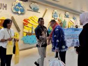 Bandara Ahmad Yani Berikan Suvenir kepada Penumpang Perdana Tahun 2026