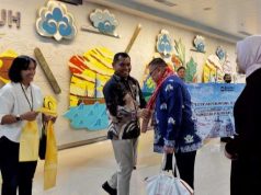 Bandara Ahmad Yani Berikan Suvenir kepada Penumpang Perdana Tahun 2026
