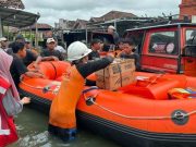 Tim Relawan USM Terus Distribusikan Logistik dan Evakuasi Warga Terdampak Banjir