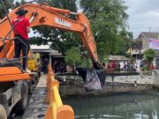 Pemkot Turunkan Alat Berat, Warga Bersih-Bersih Kali Banger