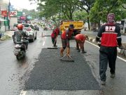 Banyak Aduan Warga, Pemkot Semarang Mulai Tambal Jalan Berlubang