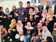 Pengukir Perempuan Kartini Pamerkan Ketrampilan Mengukir Motif Mantingan di Pembukaan Galeri Dekranasda Jepara