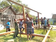 Anggota Koramil Jati Bantu Warga Pengkoljagong Gotong Royong Bangun Rumah