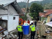 Siaga Bhayangkara Polres Tegal Lakukan Evakuasi Warga Terdampak Tanah Bergerak di Desa Padasari